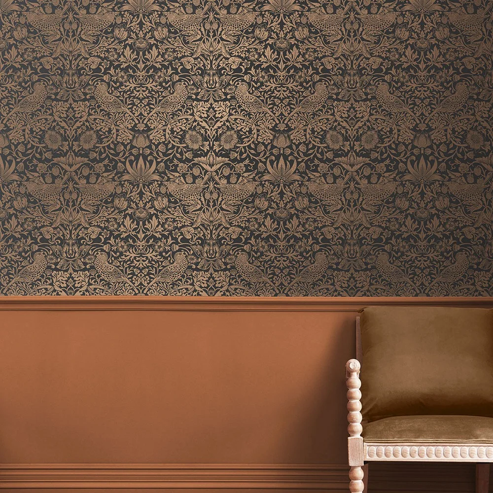 Graham & Brown William Morris At Home 124236 Tapet Strawberry Thief Fibrous Charcoal Svart/metallic
