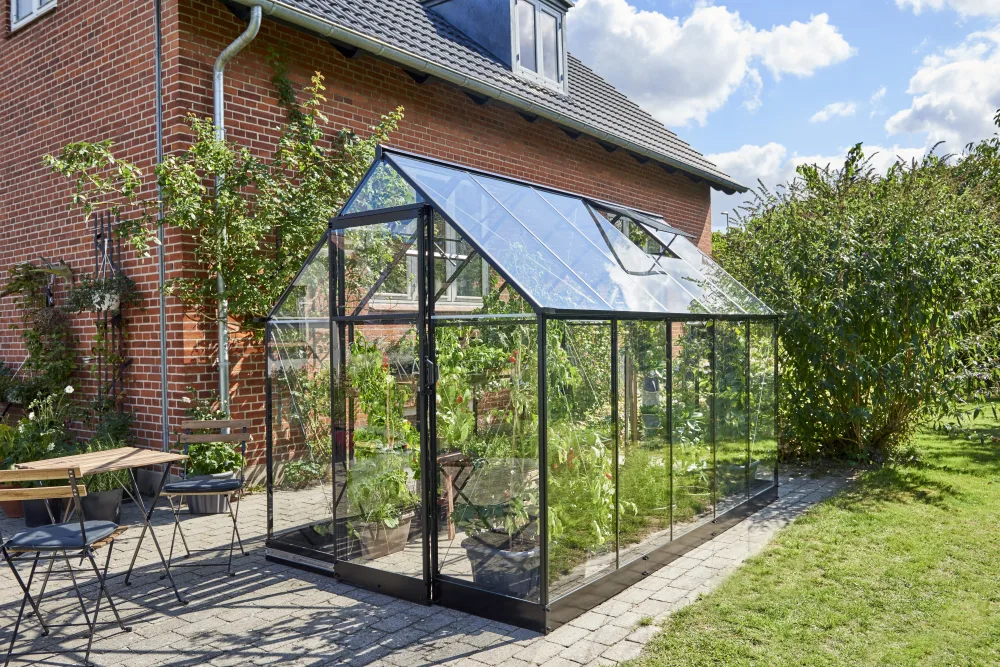 Halls Qube 610 + F06442 Växthus med fundament, 6,4 m², svart